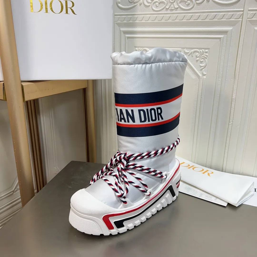 Men's shoes p600! The highest version on the market, Dior Dior's king style snow boots, ski boots, fat and cute, so cute →_→ from the DiorAlps limited series, unique. Shiny nylon Oblique print upper with criss-cross straps for an ideal fit. The technical fabric of the boot shaft, short-cut version, can be worn in the city or in the mountains. It makes the calf slimmer and taller, warm and concave. The boot shaft and sole are made of original waterproof padded lining. The embroidered fabric is original star ⭐ rubber non-slip thick sole and multi-module combination outsole. The size is 35-40. 41Customized
